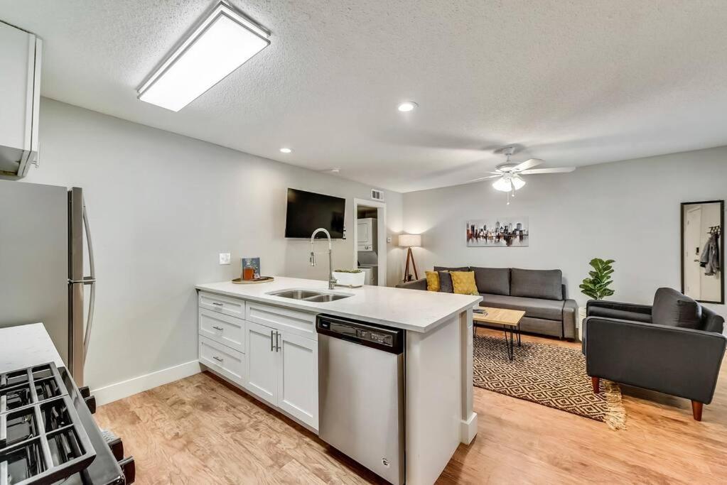 Ferienwohnung Hello Gorgeous Flat Near Downtown! Dallas Exterior foto